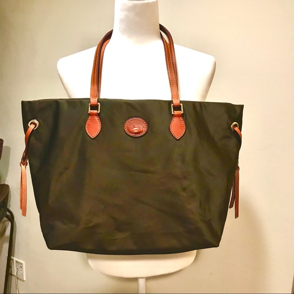 Dooney & Bourke Handbags - 🆕 Dooney & Bourke Nylon & Leather Tote ❤️❤️